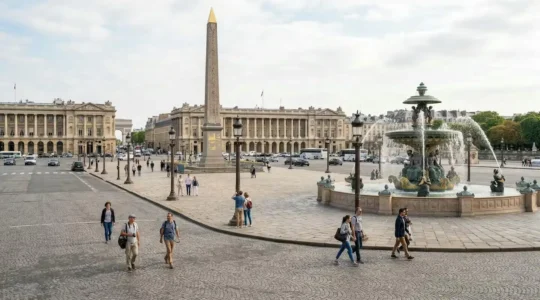 Touristes découvrant la Place de la Concorde avec l'Obélisque et les fontaines monumentales